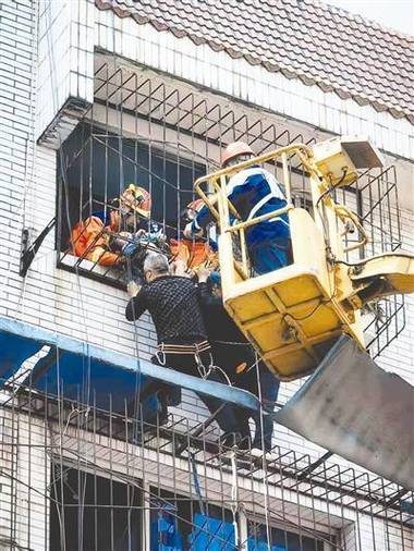 2025年澳门9点35分07和男童头卡护栏身亡与小孩头卡栏杆视频
