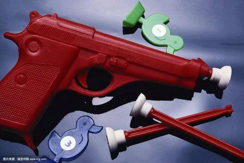 2025新澳门全年免费大全和旧玩具枪射出真子弹与
