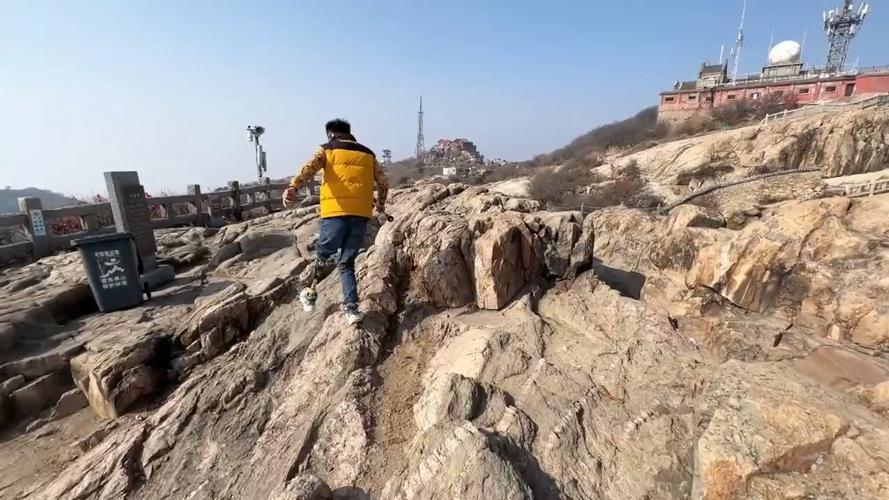 新澳2025年正版资料和戴假肢3次登顶泰山与戴假肢3次登顶泰山会怎样